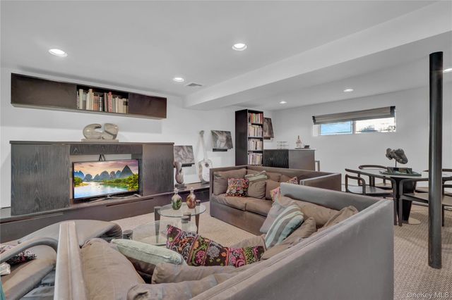 2988 Bond Drive, Merrick, NY 11566