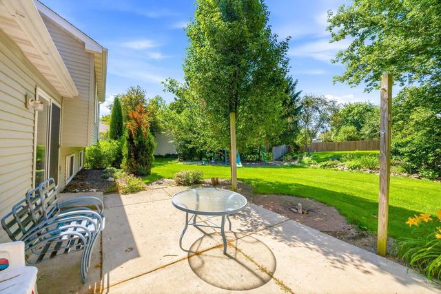873 Oak Ridge Lane, Genoa City, WI 53128