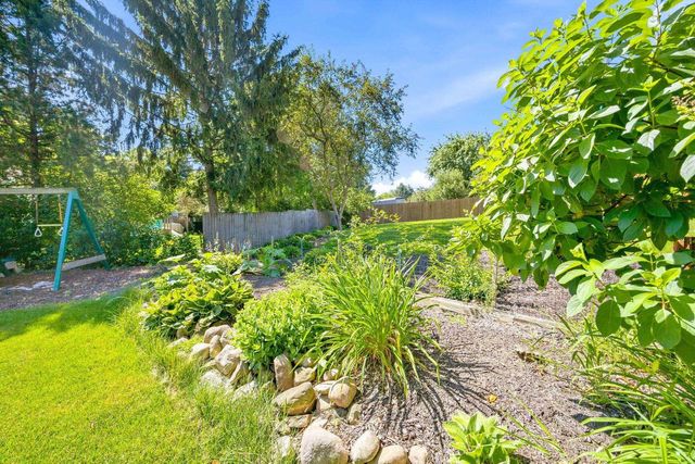 873 Oak Ridge Lane, Genoa City, WI 53128