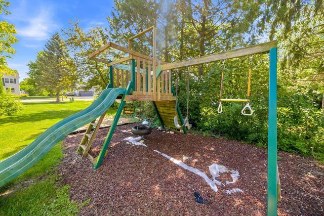 873 Oak Ridge Lane, Genoa City, WI 53128