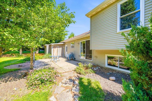 873 Oak Ridge Lane, Genoa City, WI 53128
