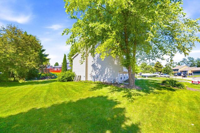 873 Oak Ridge Lane, Genoa City, WI 53128