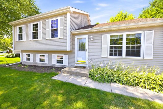 873 Oak Ridge Lane, Genoa City, WI 53128