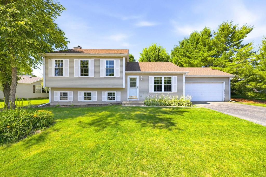 873 Oak Ridge Lane, Genoa City, WI 53128