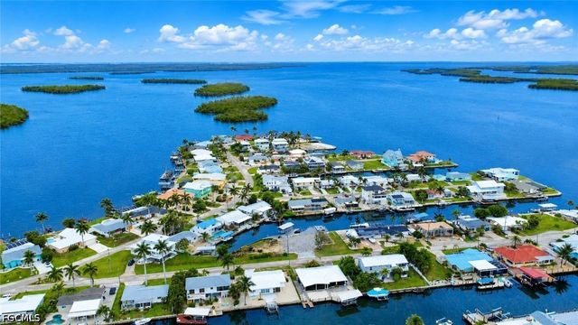 2691 Geary ST, Matlacha, FL 33993