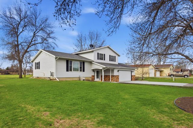 1013 63rd Avenue N, Moorhead, MN 56560