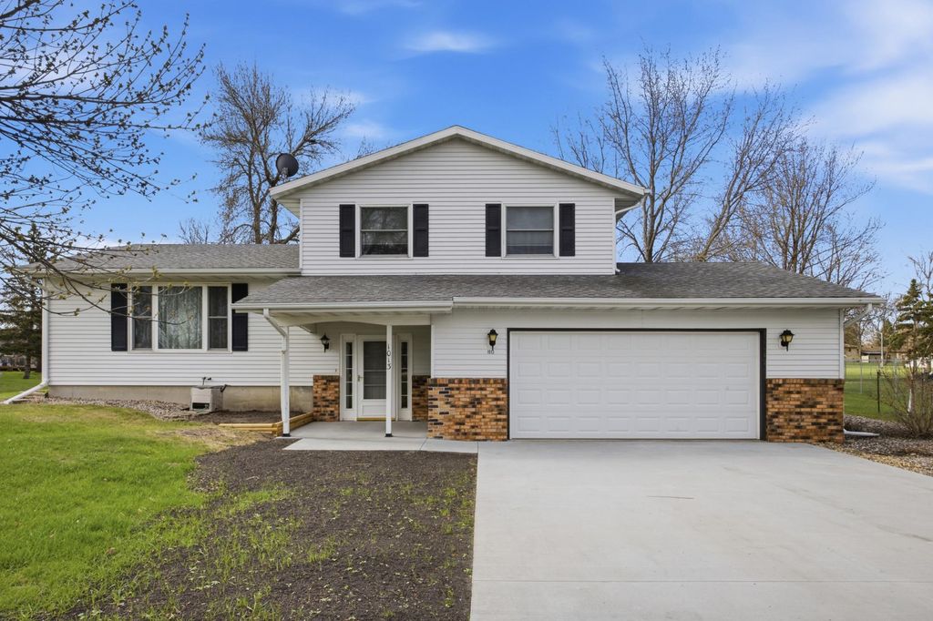 1013 63rd Avenue N, Moorhead, MN 56560