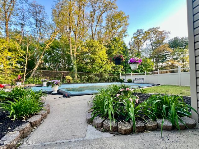 16 Templer Way, Hazlet, NJ 07730