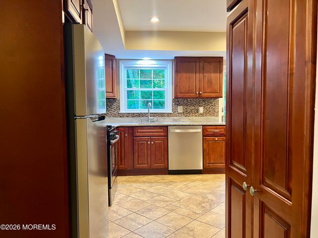 16 Templer Way, Hazlet, NJ 07730
