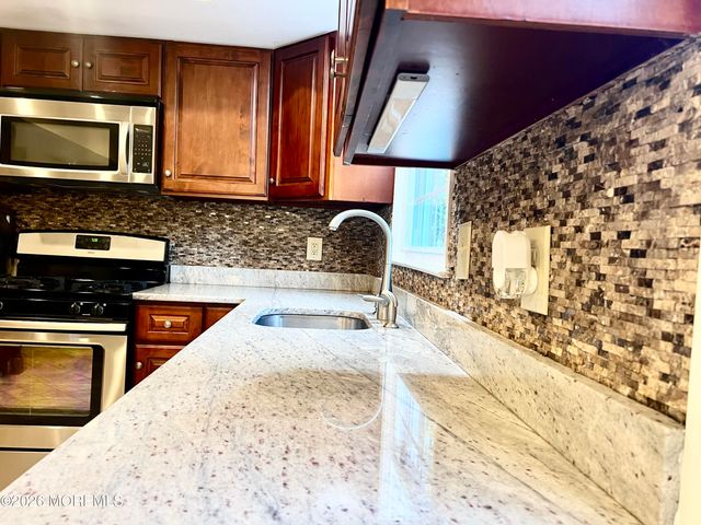 16 Templer Way, Hazlet, NJ 07730