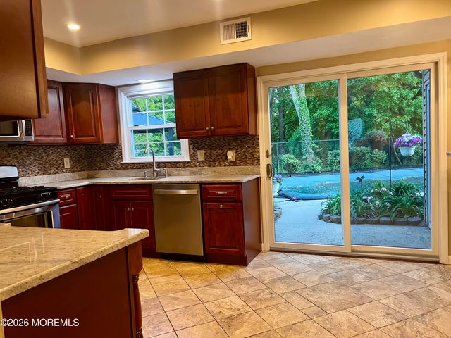 16 Templer Way, Hazlet, NJ 07730