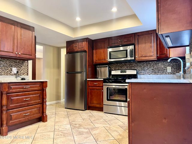 16 Templer Way, Hazlet, NJ 07730