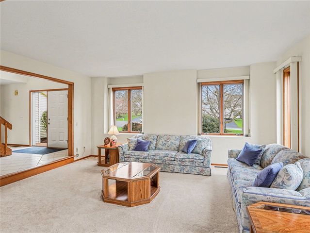 19 Royal Birkdale Court, Perinton, NY 14526