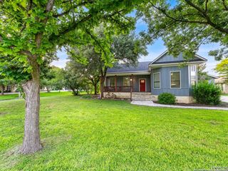 136 W Evergreen, Boerne, TX 78006