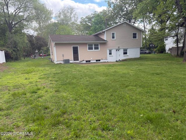 25 Holiday Road, Manalapan, NJ 07726