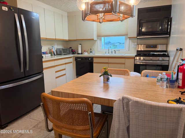 25 Holiday Road, Manalapan, NJ 07726