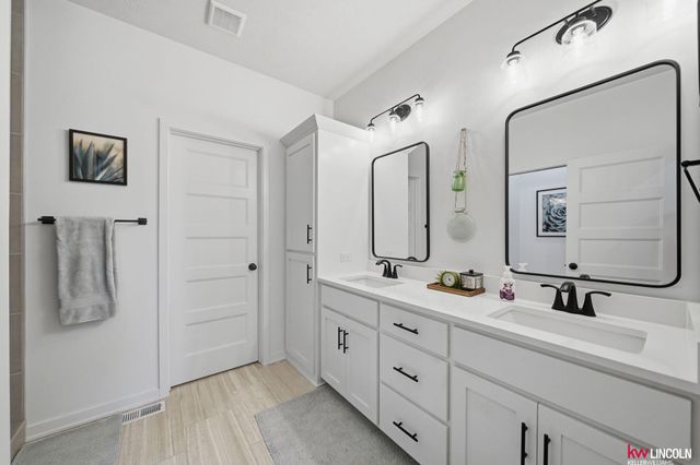 10902 Portage Drive, Papillion, NE 68046