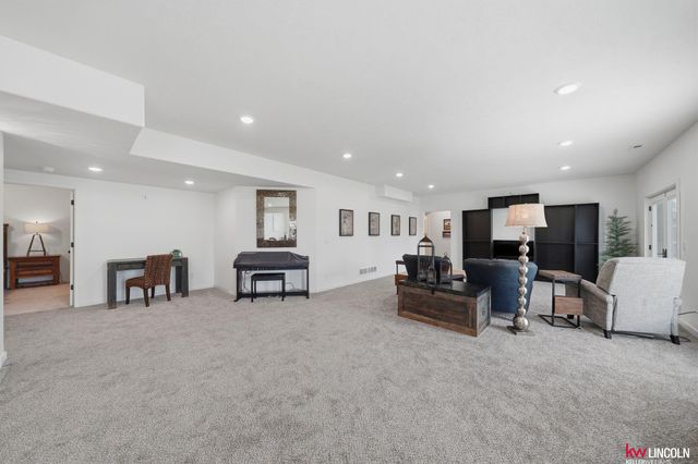 10902 Portage Drive, Papillion, NE 68046
