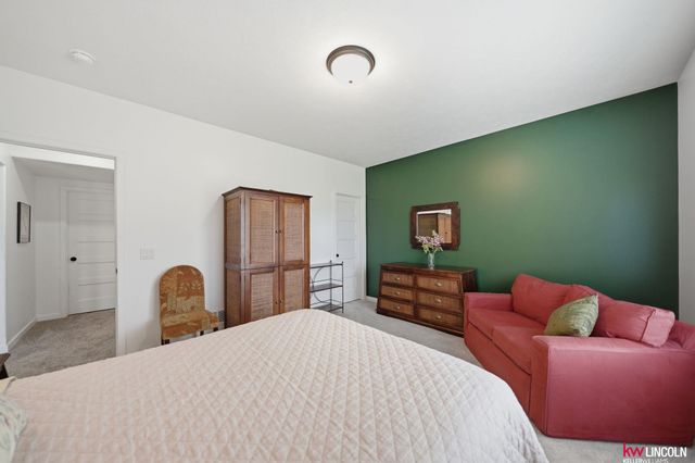 10902 Portage Drive, Papillion, NE 68046