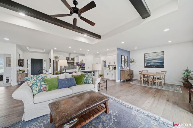 10902 Portage Drive, Papillion, NE 68046