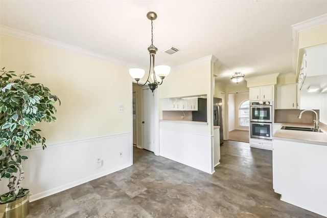 105 W Wildwinn Drive, Alvin, TX 77511