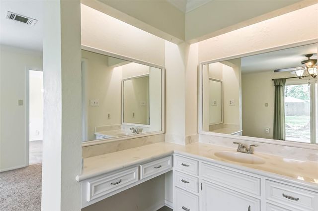 105 W Wildwinn Drive, Alvin, TX 77511