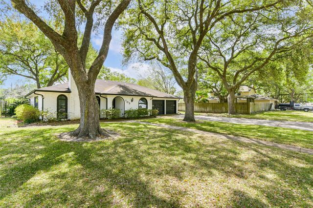 105 W Wildwinn Drive, Alvin, TX 77511