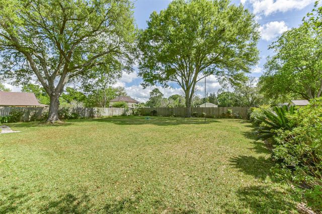 105 W Wildwinn Drive, Alvin, TX 77511