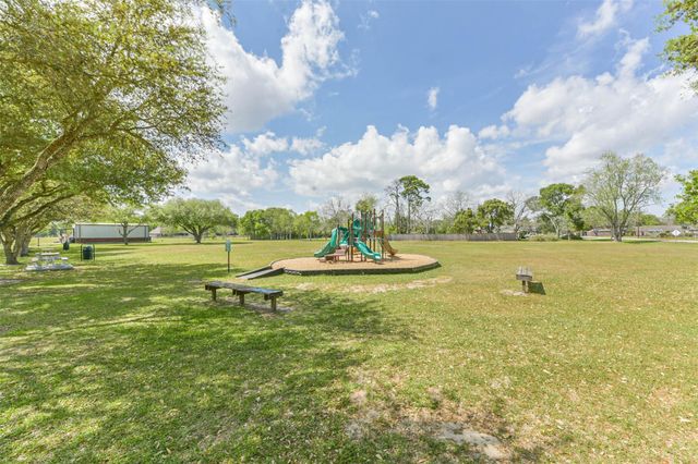 105 W Wildwinn Drive, Alvin, TX 77511