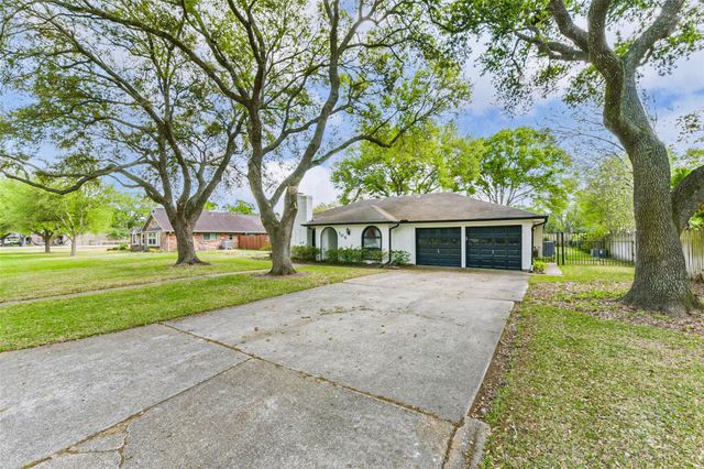 105 W Wildwinn Drive, Alvin, TX 77511