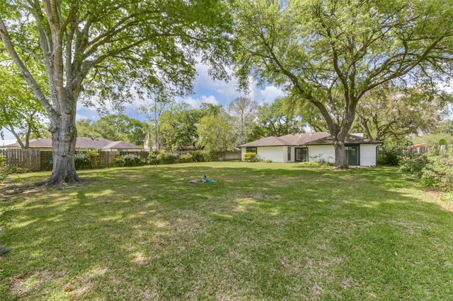 105 W Wildwinn Drive, Alvin, TX 77511