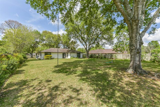 105 W Wildwinn Drive, Alvin, TX 77511