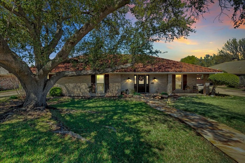 1111 Berkshire Court, Trophy Club, TX 76262