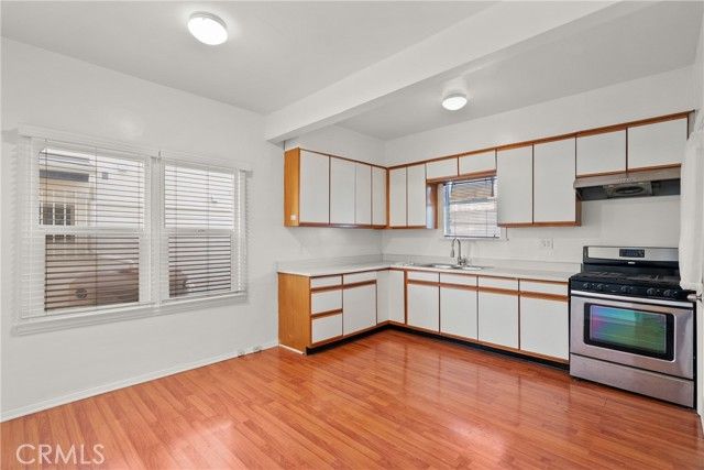 1322 S Van Ness, Los Angeles, CA 90019