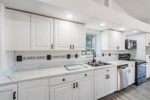 6302 SILVER OAKS DRIVE, Zephyrhills, FL 33542