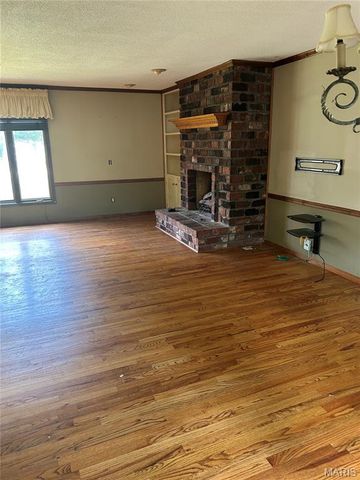 5810 Flaming Leaf Court, St Louis, MO 63129