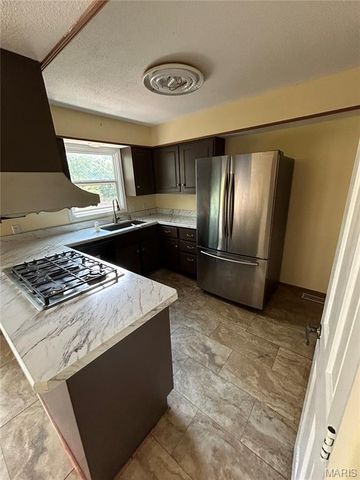 5810 Flaming Leaf Court, St Louis, MO 63129