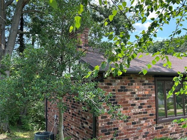5810 Flaming Leaf Court, St Louis, MO 63129