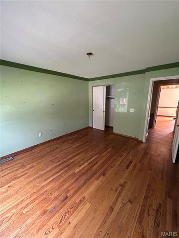 5810 Flaming Leaf Court, St Louis, MO 63129