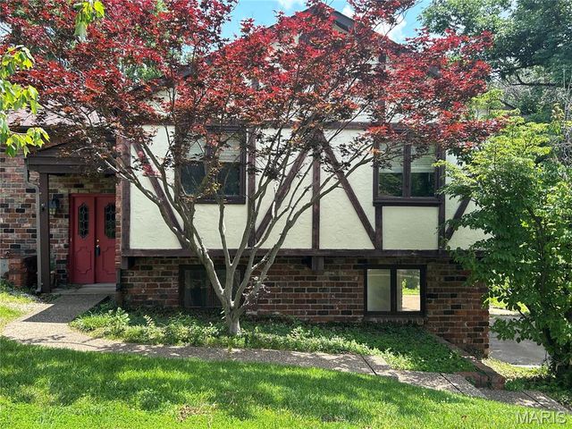 5810 Flaming Leaf Court, St Louis, MO 63129