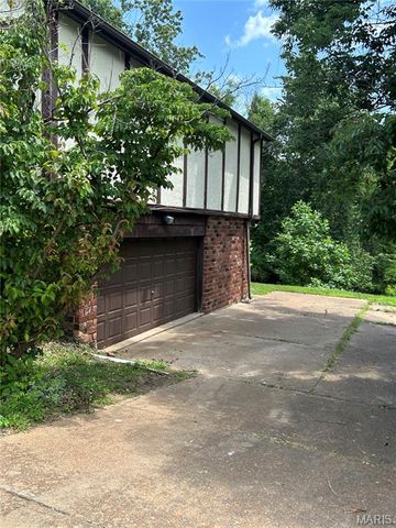 5810 Flaming Leaf Court, St Louis, MO 63129