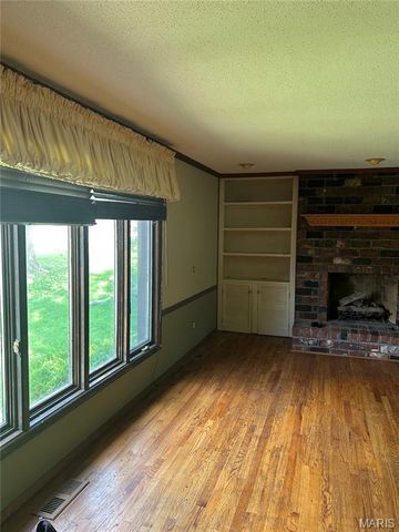 5810 Flaming Leaf Court, St Louis, MO 63129
