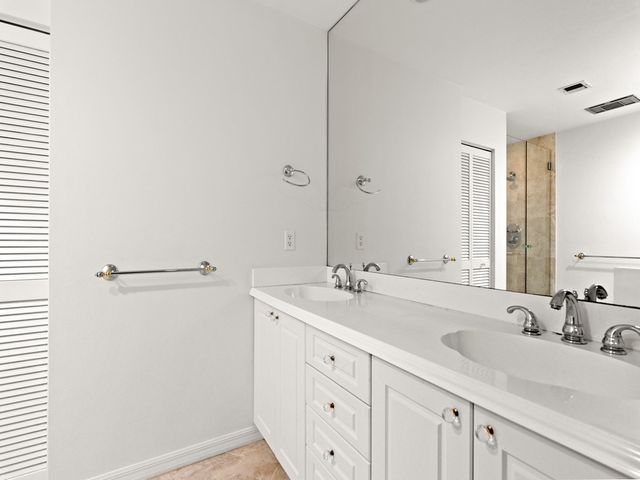 121 E Park Shores Circle 32E, Vero Beach, FL 32963