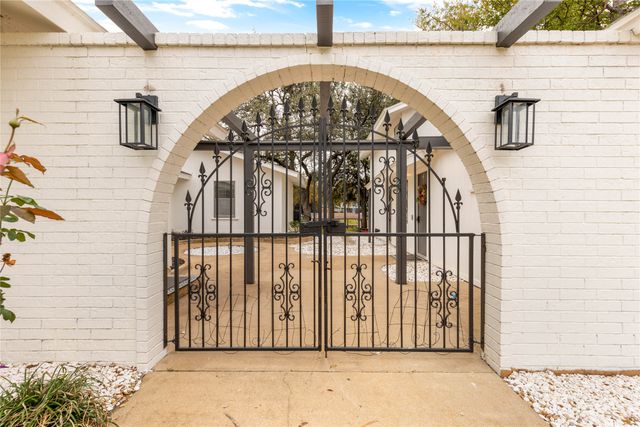 301 Granada Calle Street, Granbury, TX 76049