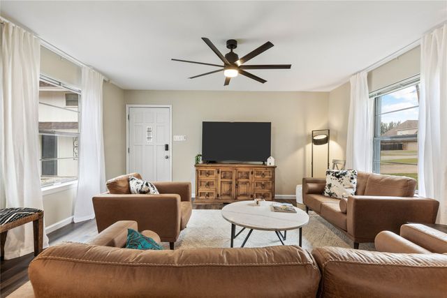 301 Granada Calle Street, Granbury, TX 76049