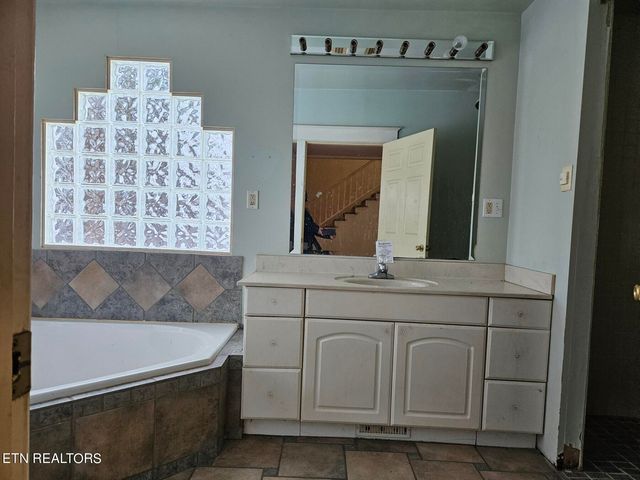 722 Trenton St, Harriman, TN 37748