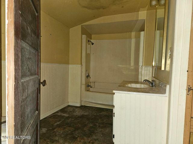 722 Trenton St, Harriman, TN 37748