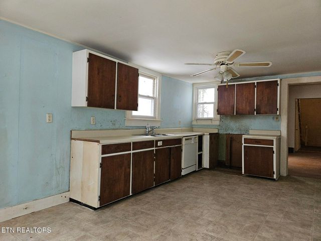 722 Trenton St, Harriman, TN 37748