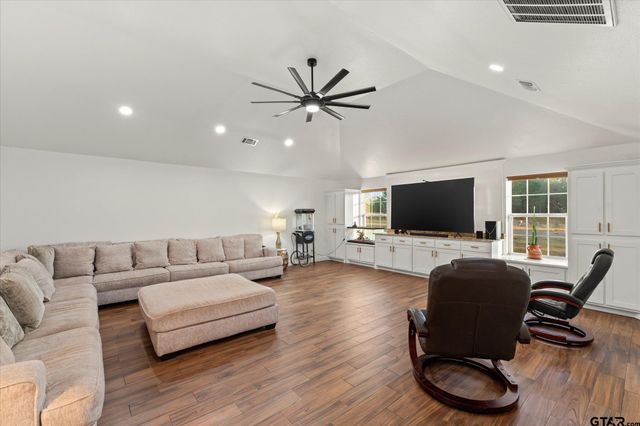 70 Prosperity Dr, Pittsburg, TX 75686