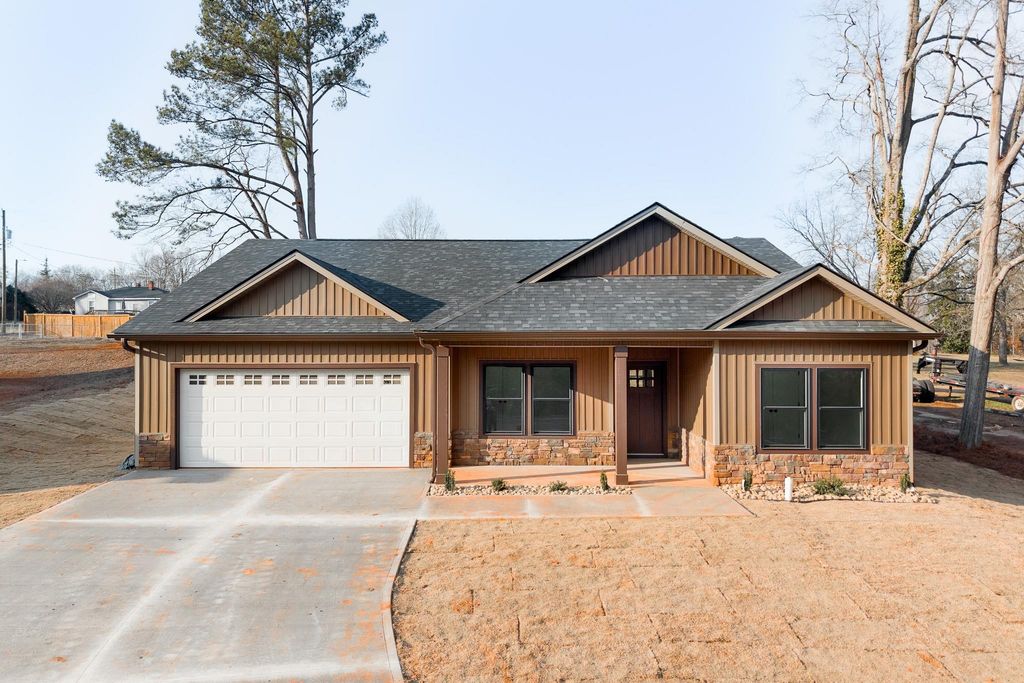 512 E Hayne Street, Woodruff, SC 29388